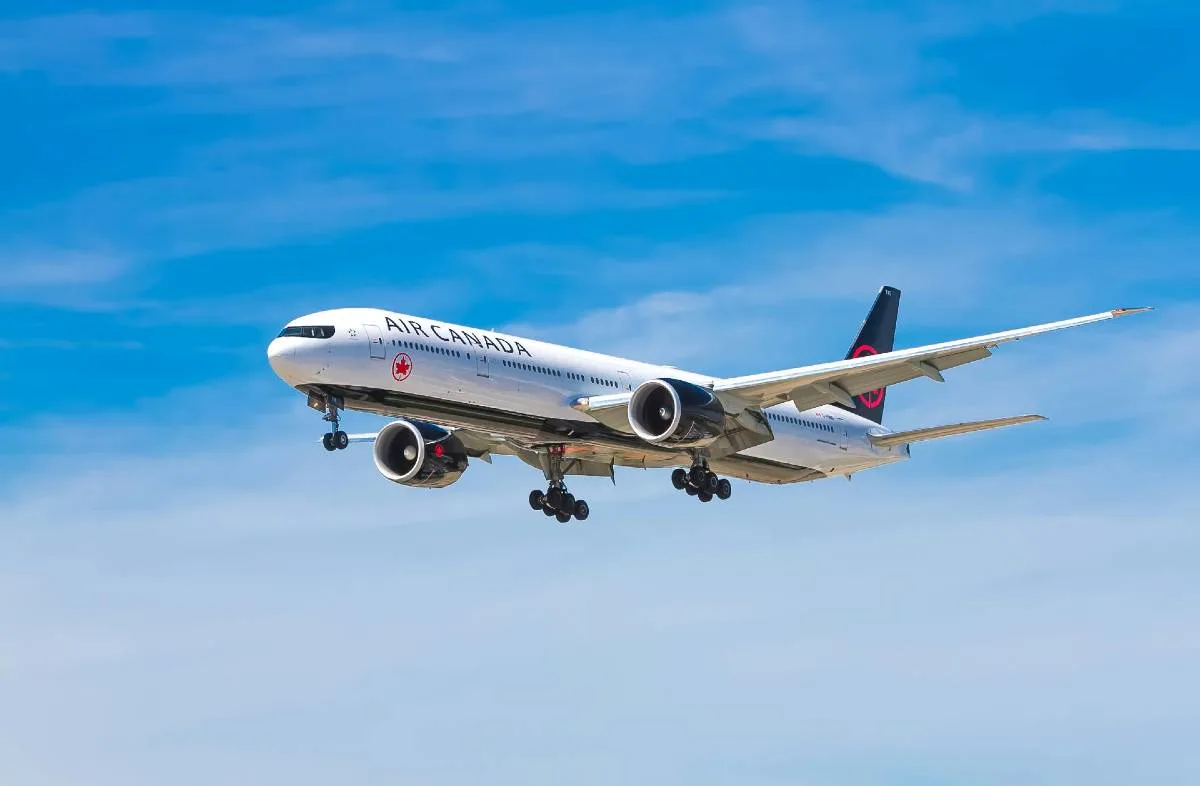 An Air Canada aircraft, illustrating how to book Air Canada flights with Aeroplan points.