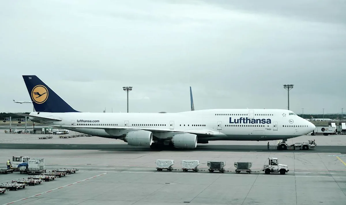 A Lufthansa aircraft, illustrating the complete guide to Lufthansa Miles & More.