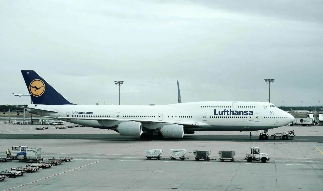 A Lufthansa aircraft, illustrating the complete guide to Lufthansa Miles & More.