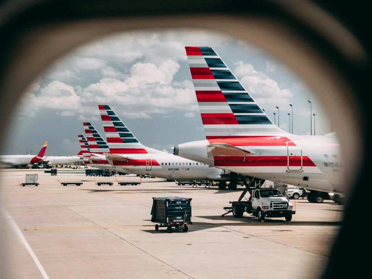 An American Airlines aircraft with an Amex card, illustrating how to book AA flights with Amex points.