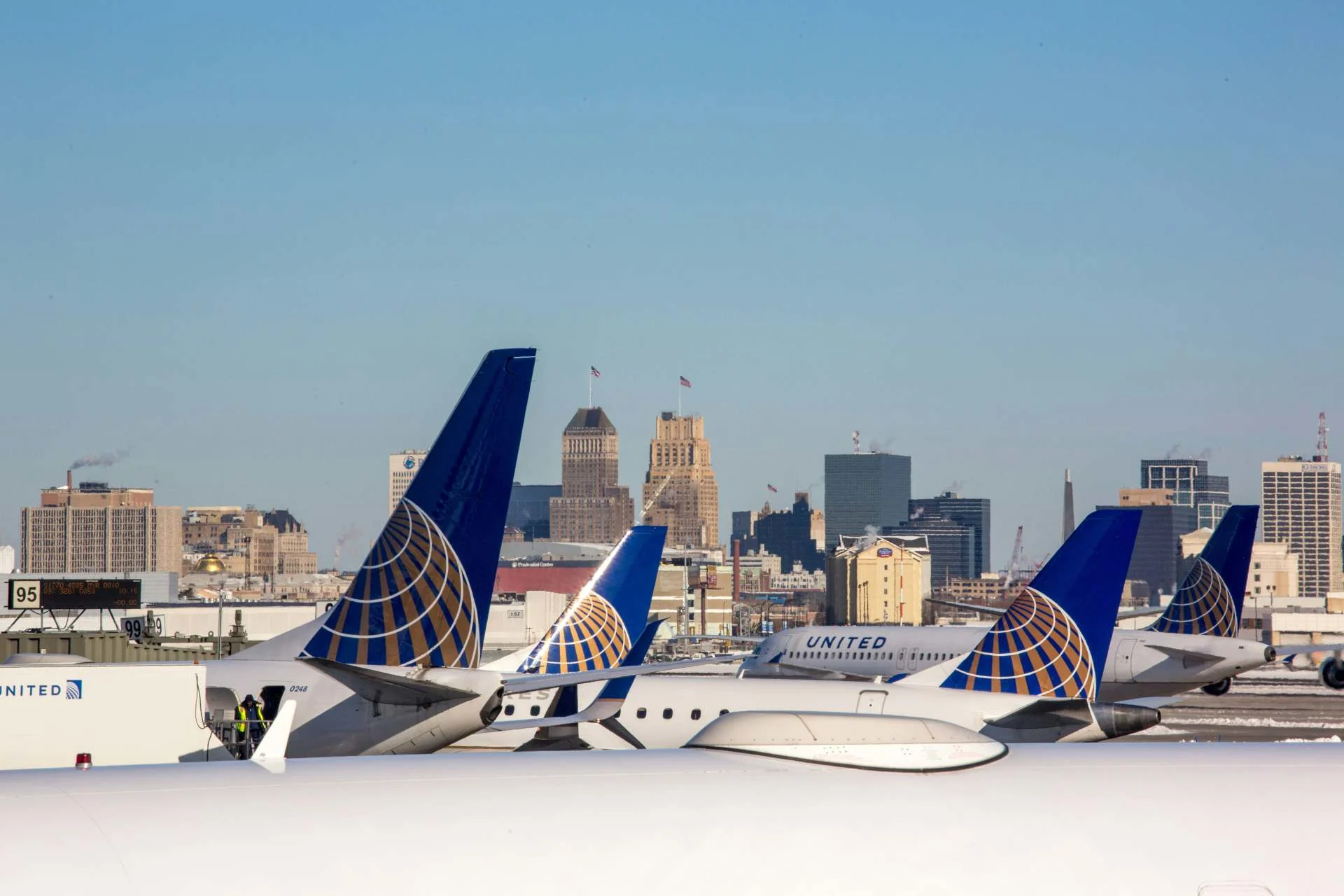 A United aircraft with an Amex card, illustrating how to book United flights with Amex points.