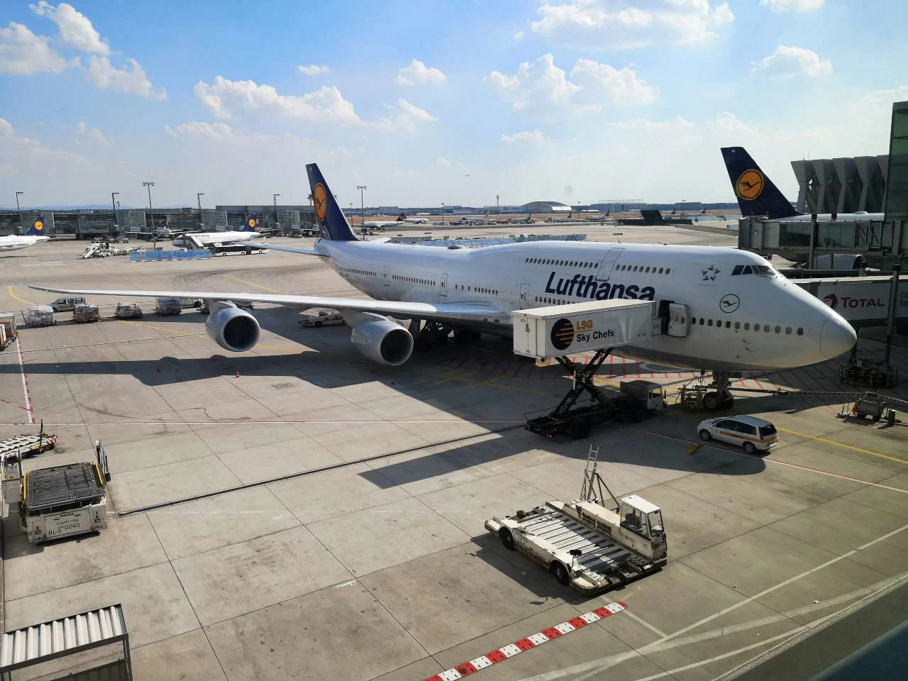 A Lufthansa aircraft, illustrating how to book Lufthansa flights with miles and points.