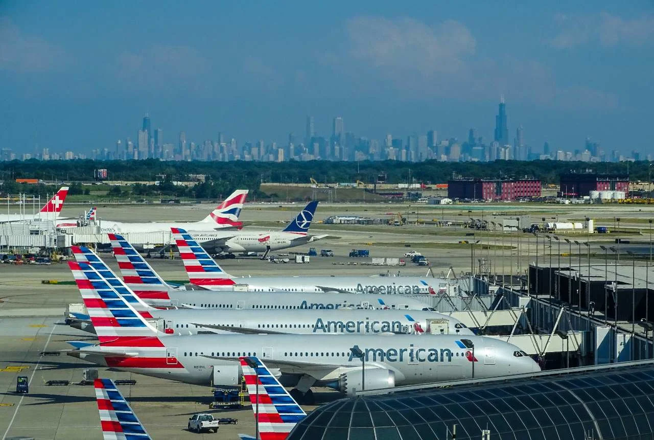 An American Airlines aircraft paired with Bilt rewards, illustrating how to use Bilt points for AA flights.