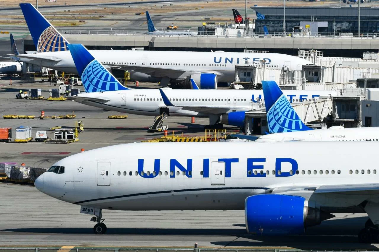 A United aircraft paired with Capital One miles, illustrating how to use Capital One miles on United.