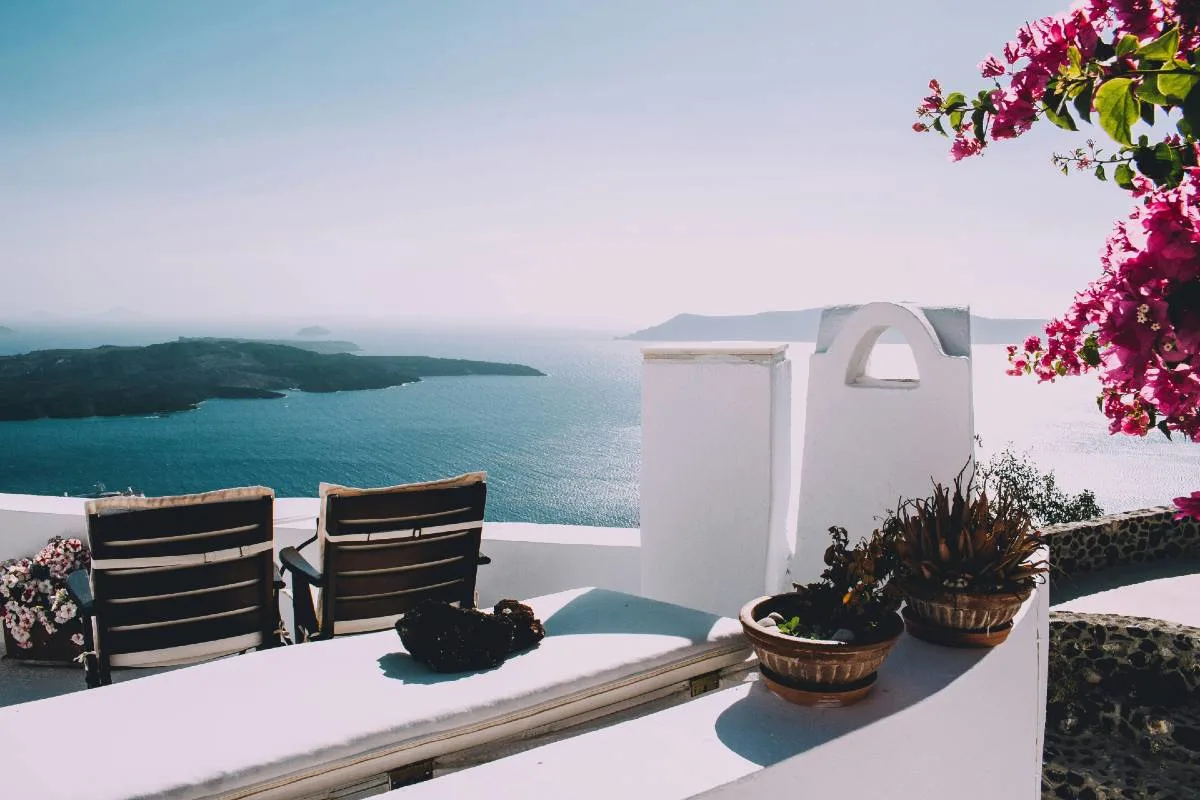 A couple on a tropical honeymoon, illustrating how to book a honeymoon with points and miles.