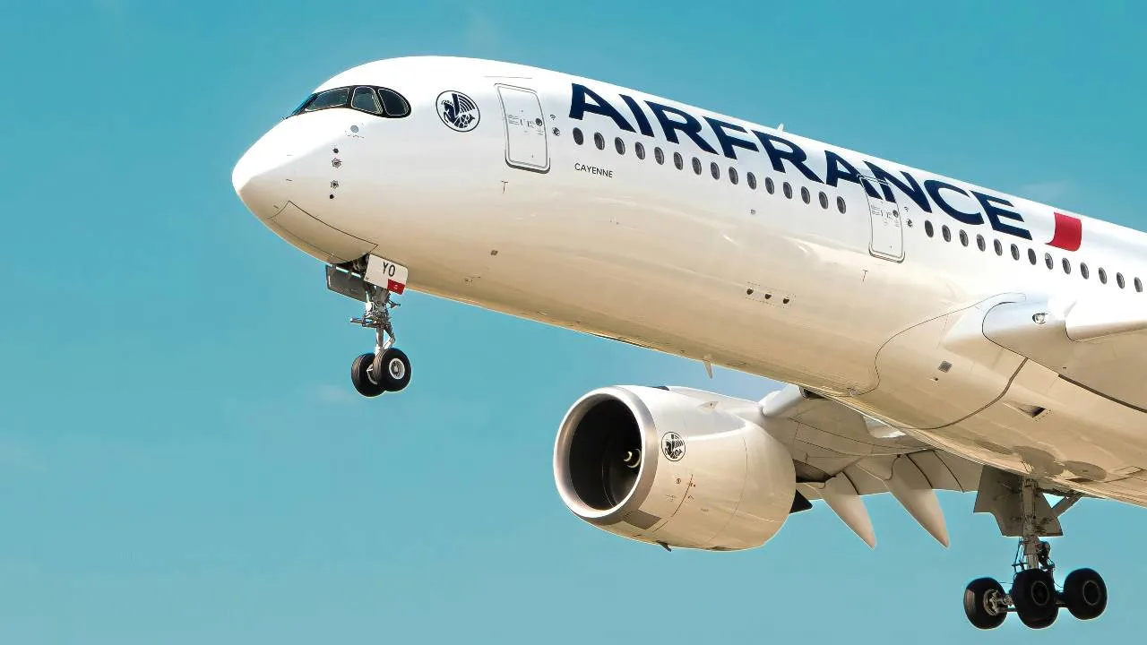 Air France and KLM aircraft, illustrating Flying Blue SkyTeam partner airlines you can book.