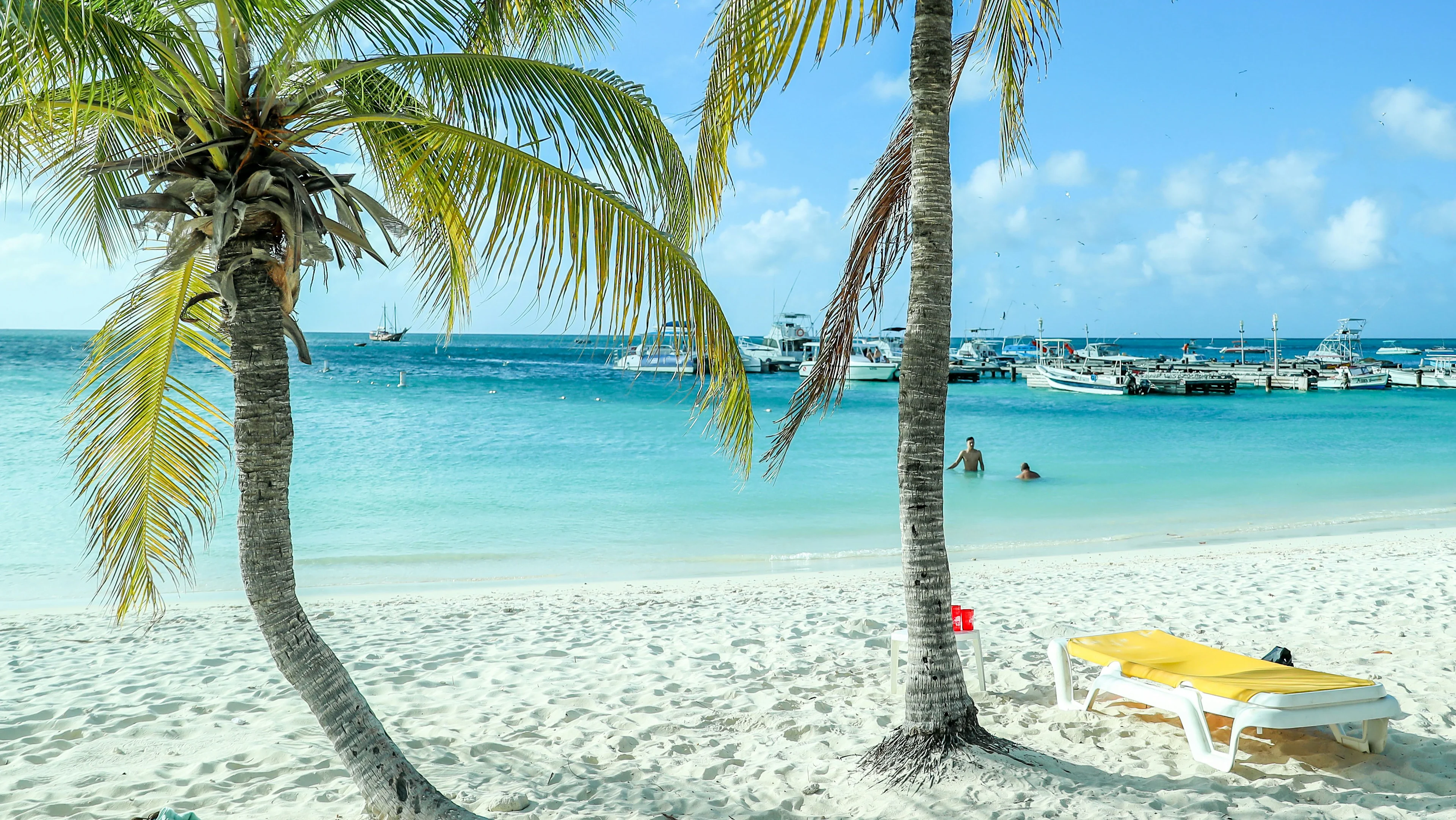 A sunny beach getaway, illustrating last-minute award travel deals to top 2026 spring break destinations.