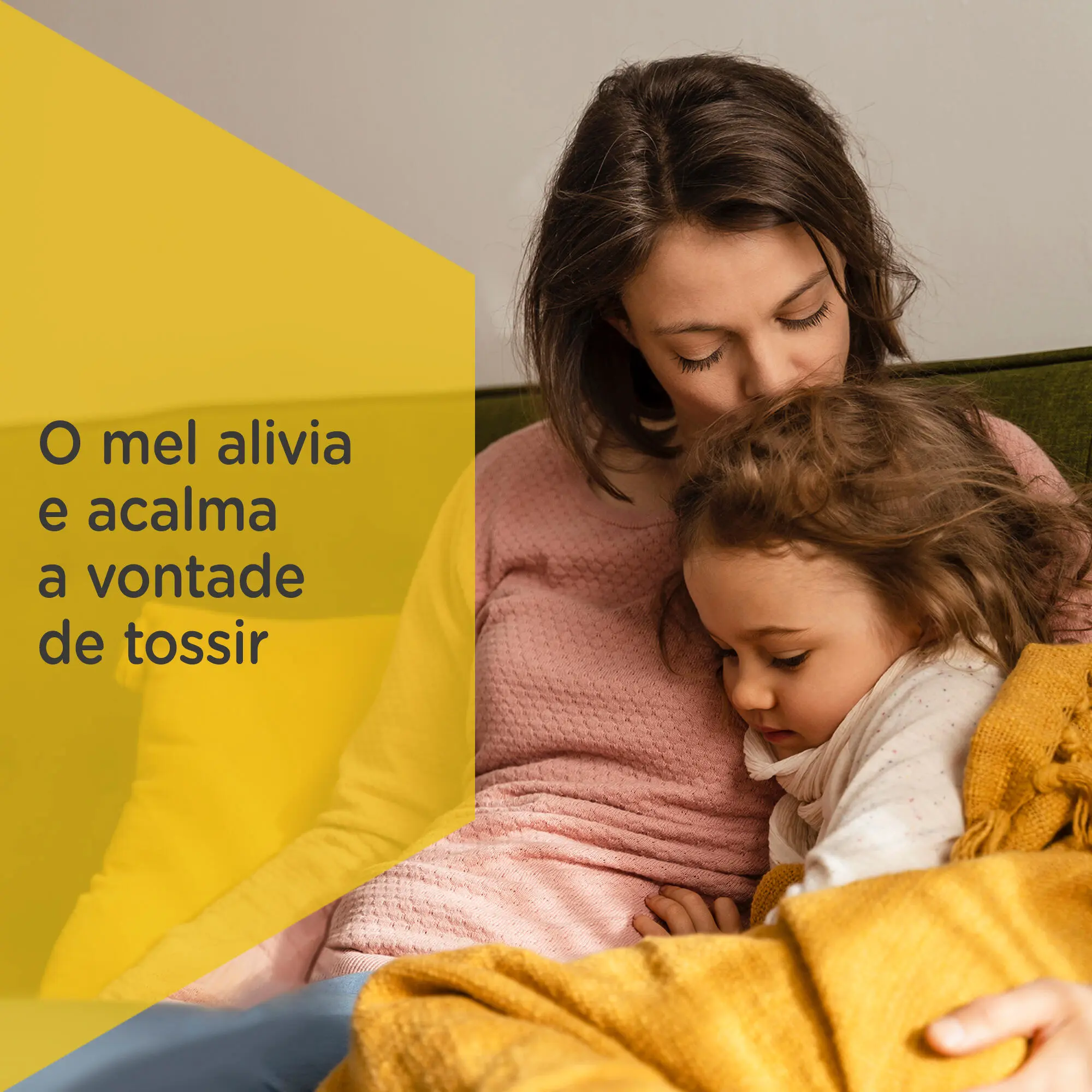 mulher beijando a cabeça de uma criança, sentadas num sofá, com texto O Mel alivia e acalma a vontade de tossir