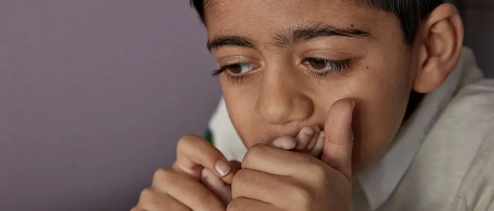 Irmã tocando os pés do irmão bebê