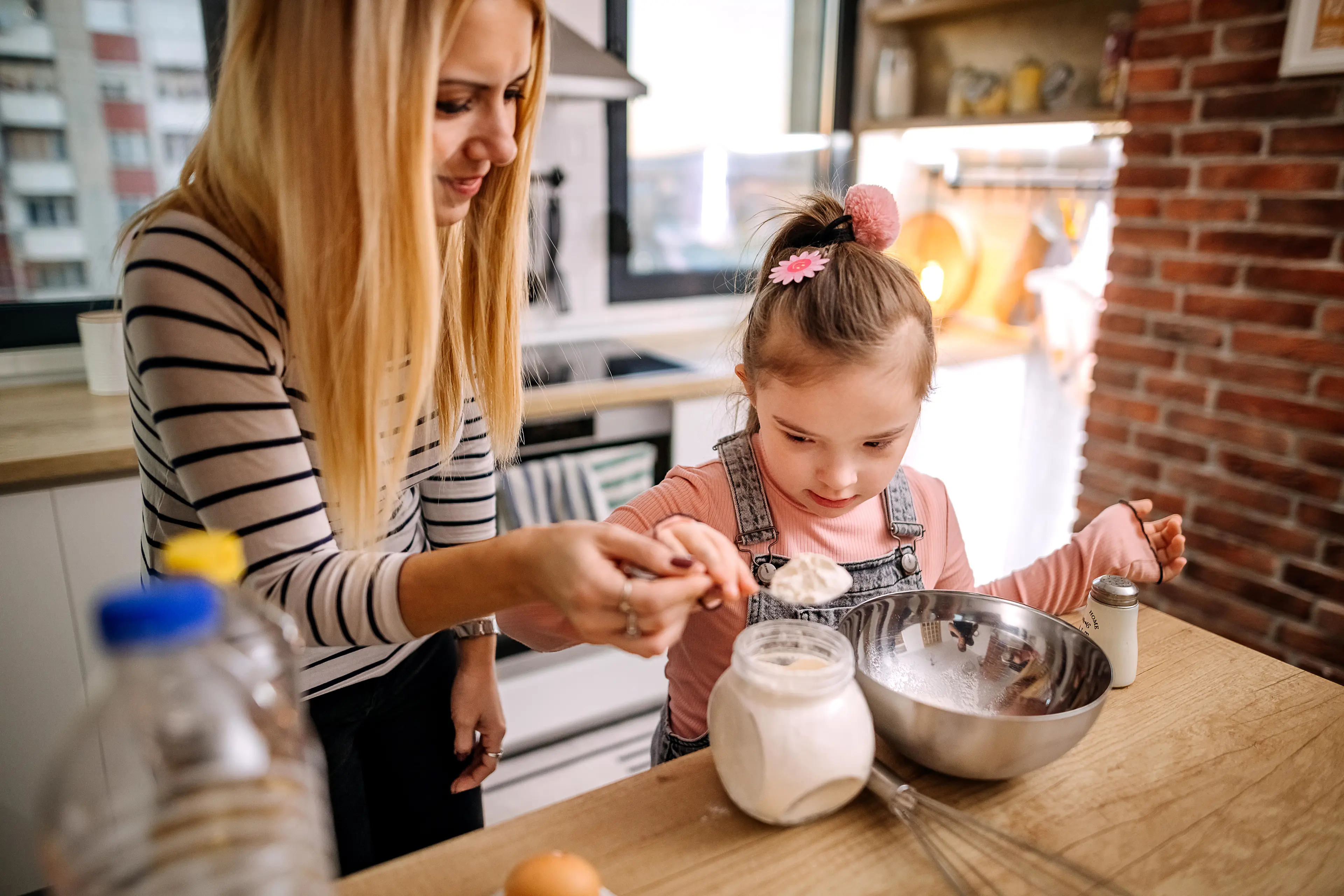 mulher jovem e criança a cozinhar juntas