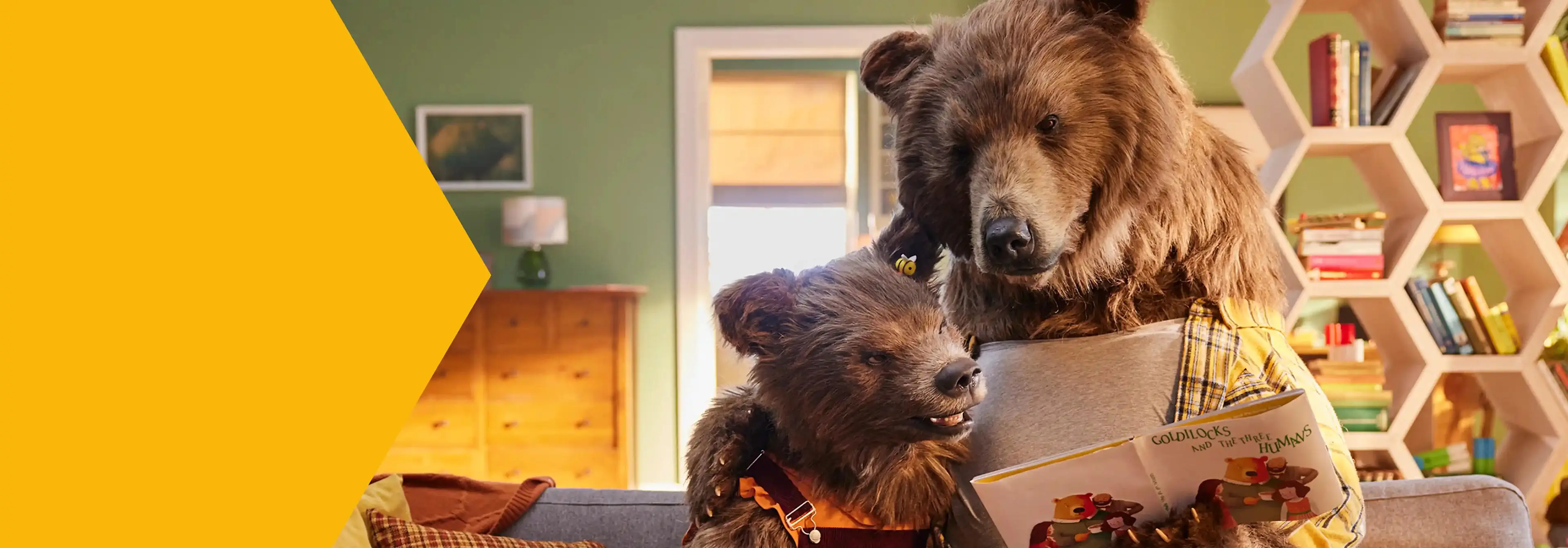 Pai urso e filho urso a ler um jornal juntos