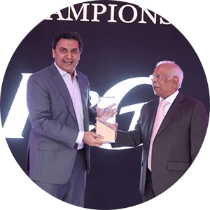 Adil Farhat (CEO Pakistan) receiving award 