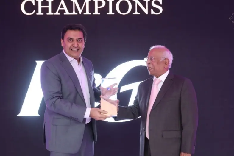 Adil Farhat receiving OICCI Award 2022