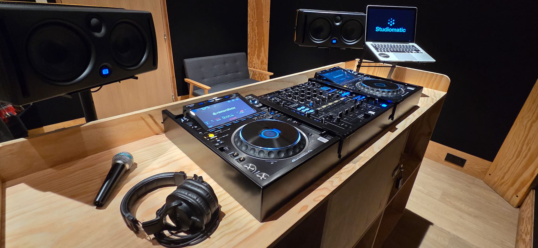 Photo d'illustration #0 du Studio 4 - DJ Premium - Carrefour Pleyel de type Studio de dj dans la ville Saint-Denis