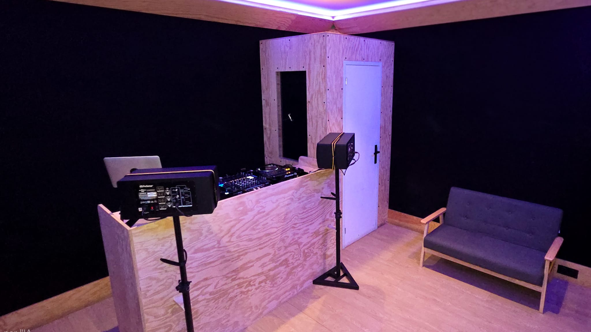 Photo d'illustration #1 du Studio 4 - DJ Premium - Carrefour Pleyel de type Studio de dj dans la ville Saint-Denis