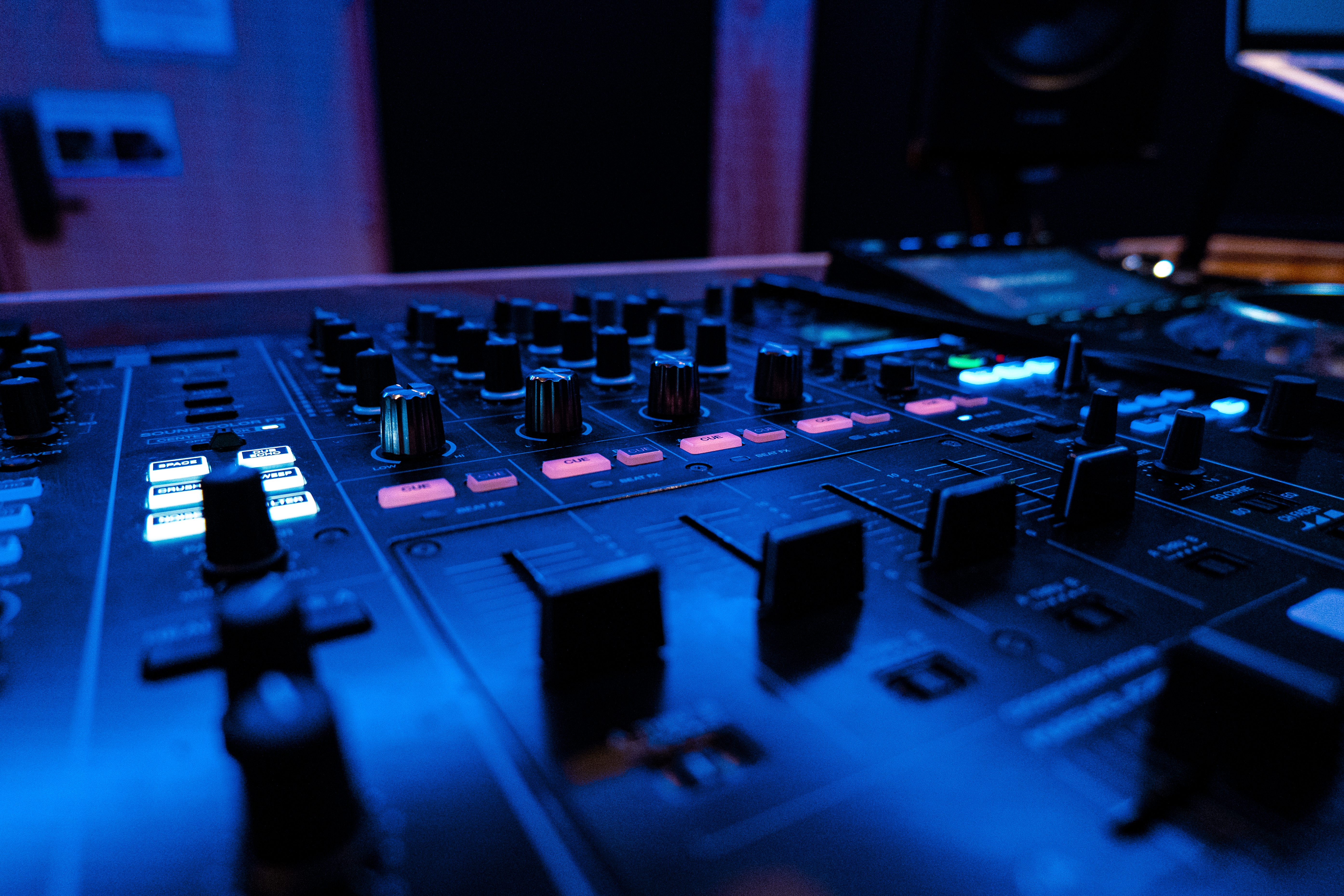 Photo d'illustration #4 du Studio 4 - DJ Premium - Carrefour Pleyel de type Studio de dj dans la ville Saint-Denis