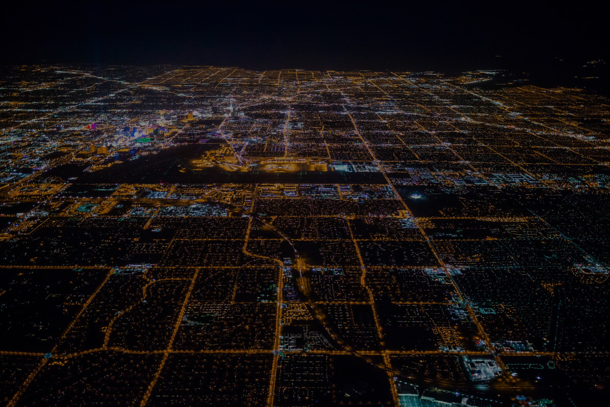 一个城市的鸟瞰图在晚上
