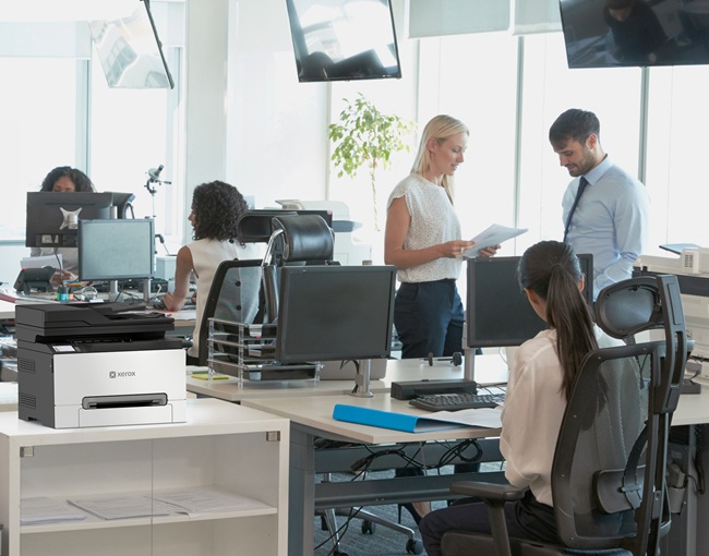 Xerox C245 у робочому просторі з людьми