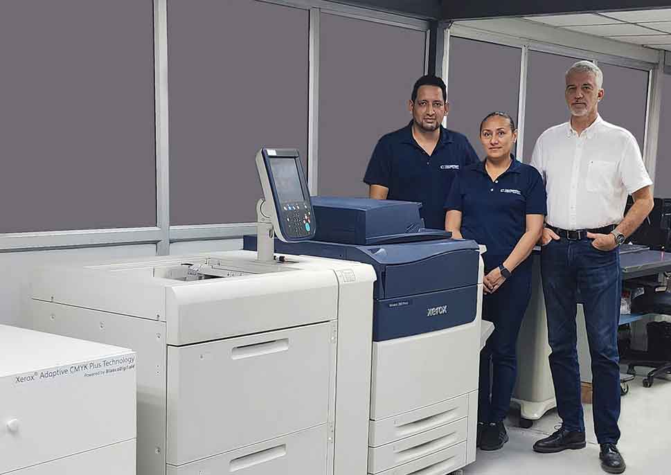 Staff of Tecniprint Ecuador with their Xerox Versant 280 Press