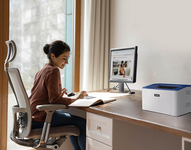 Kobieta pracująca przy użyciu Xerox B110