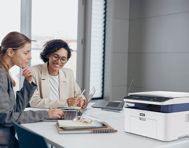 Dwie kobiety pracujące przy użyciu Xerox B105