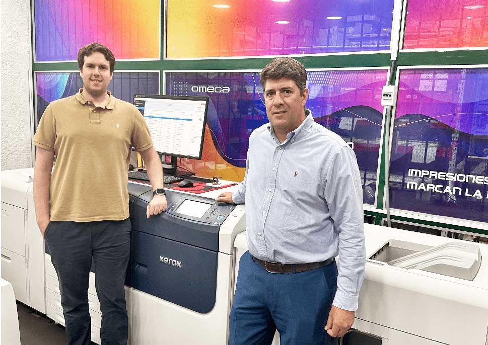 Empployees of Industrias Gráficas Omega with their Xerox Versant 4100 Press