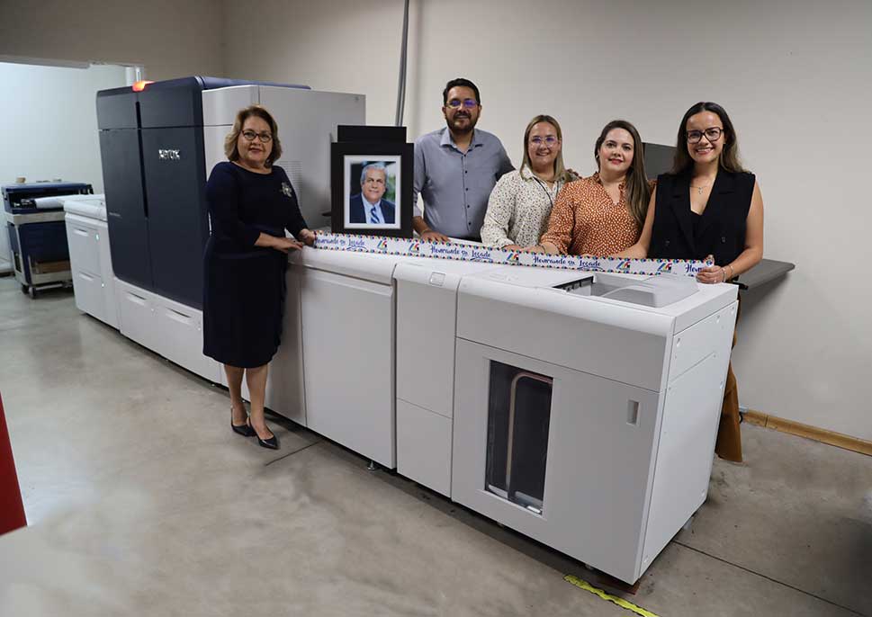 Staff of Manjarrez Impresores with their Xerox Iridesse Production Press