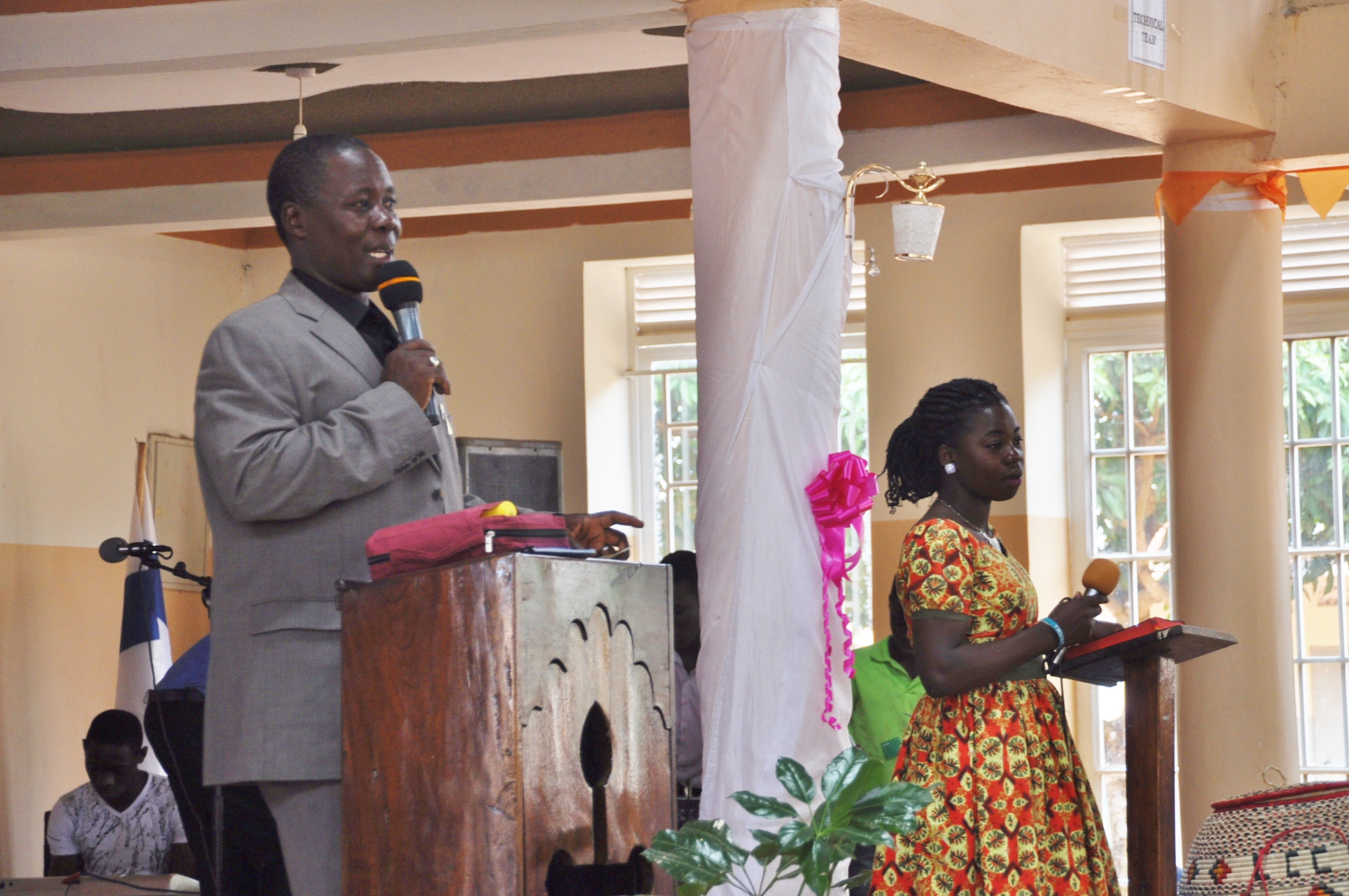 Pastor Kijjambu beim Predigen