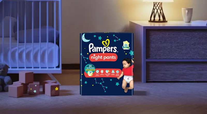 Pampers Night Packung in einem Babyzimmer in der Nacht.