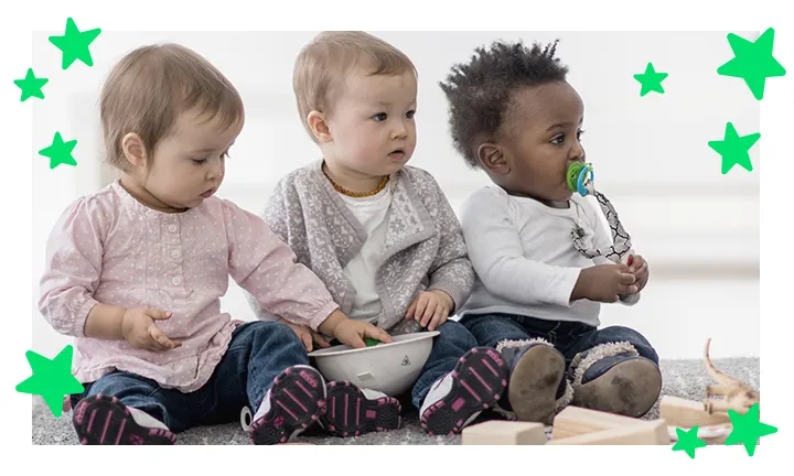 3 BABYS SITZEN AUF DEM TEPPICH