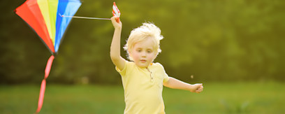 Dreng der leger med drage