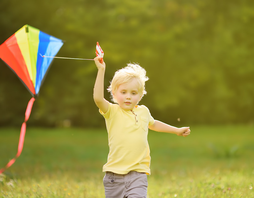 Dreng der leger med drage