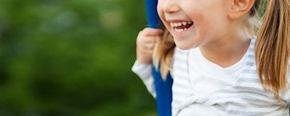 Legende barn på legeplads