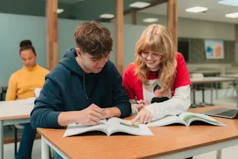 jongen en meisje aan het werk in de klas