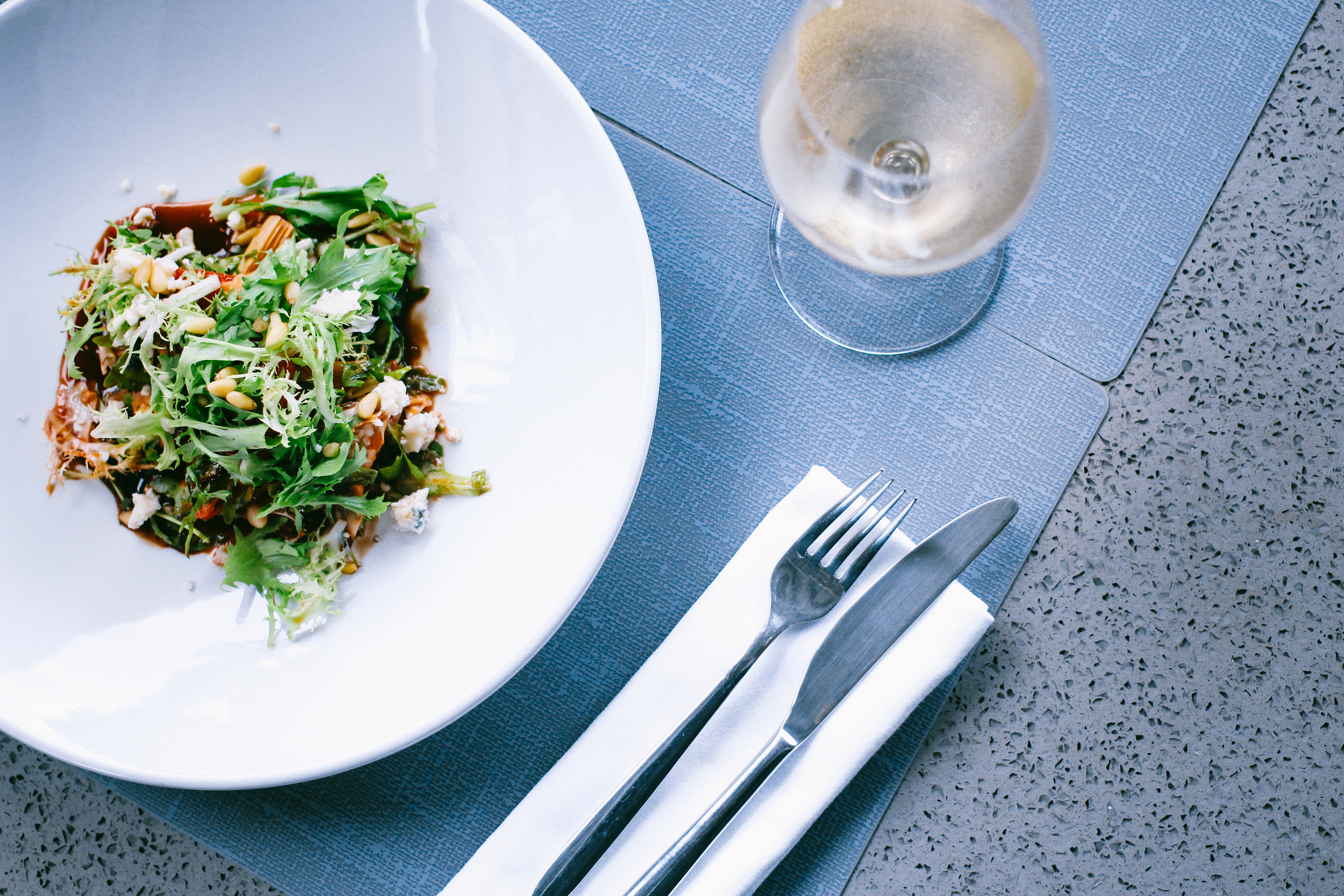 salade de roquette au parmesan et pignons : Recette de salade de