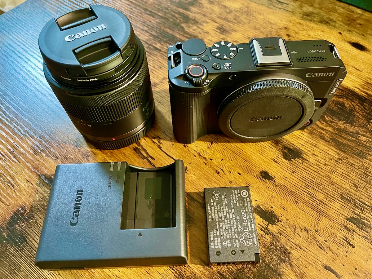 Canon EOS R50 V を開封して並べたところ。