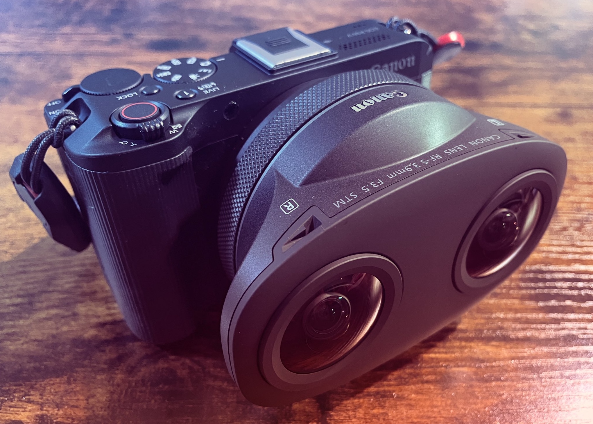 VR レンズを装着した EOS R50 V