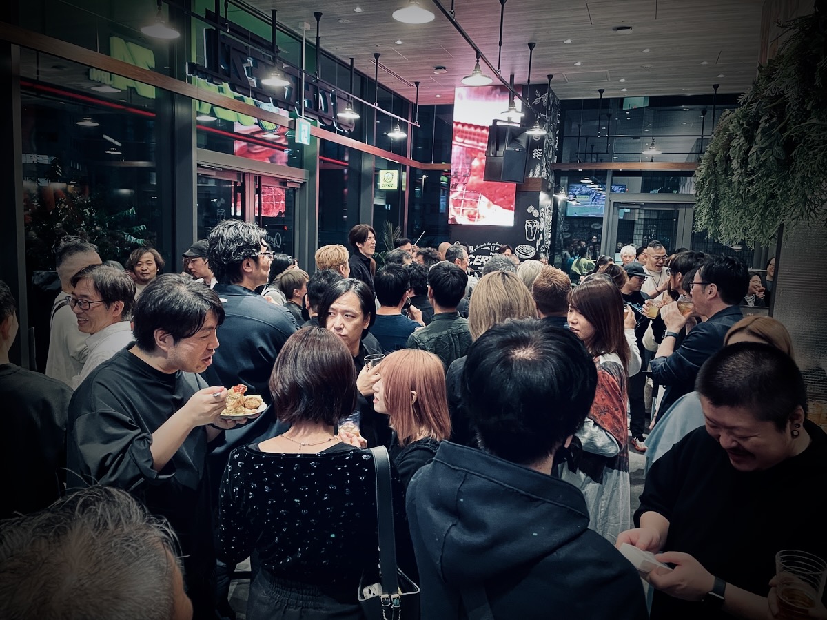 なつかしい人たちがひしめく同窓会会場