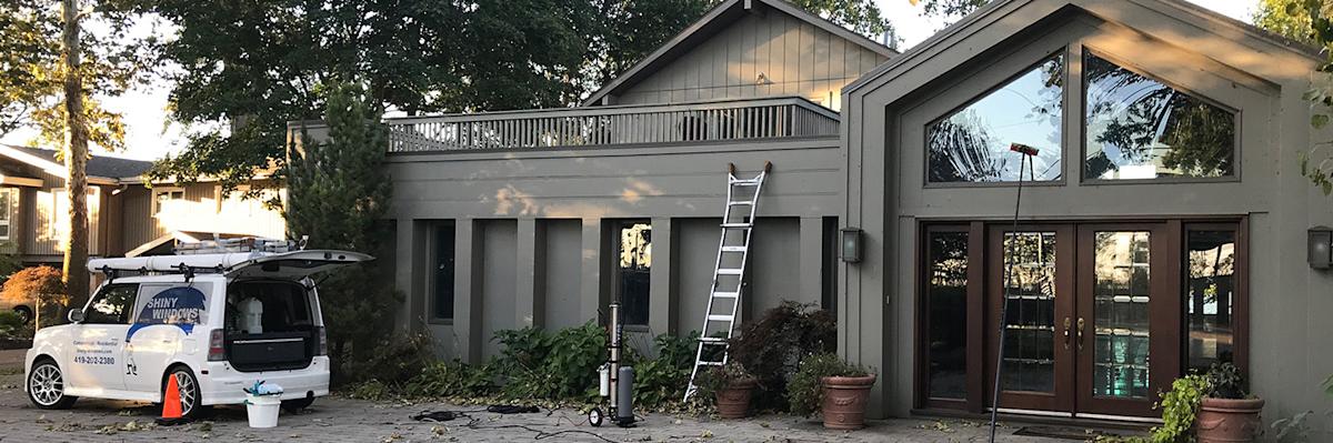 Photo of shiny1 in front of a tan house
