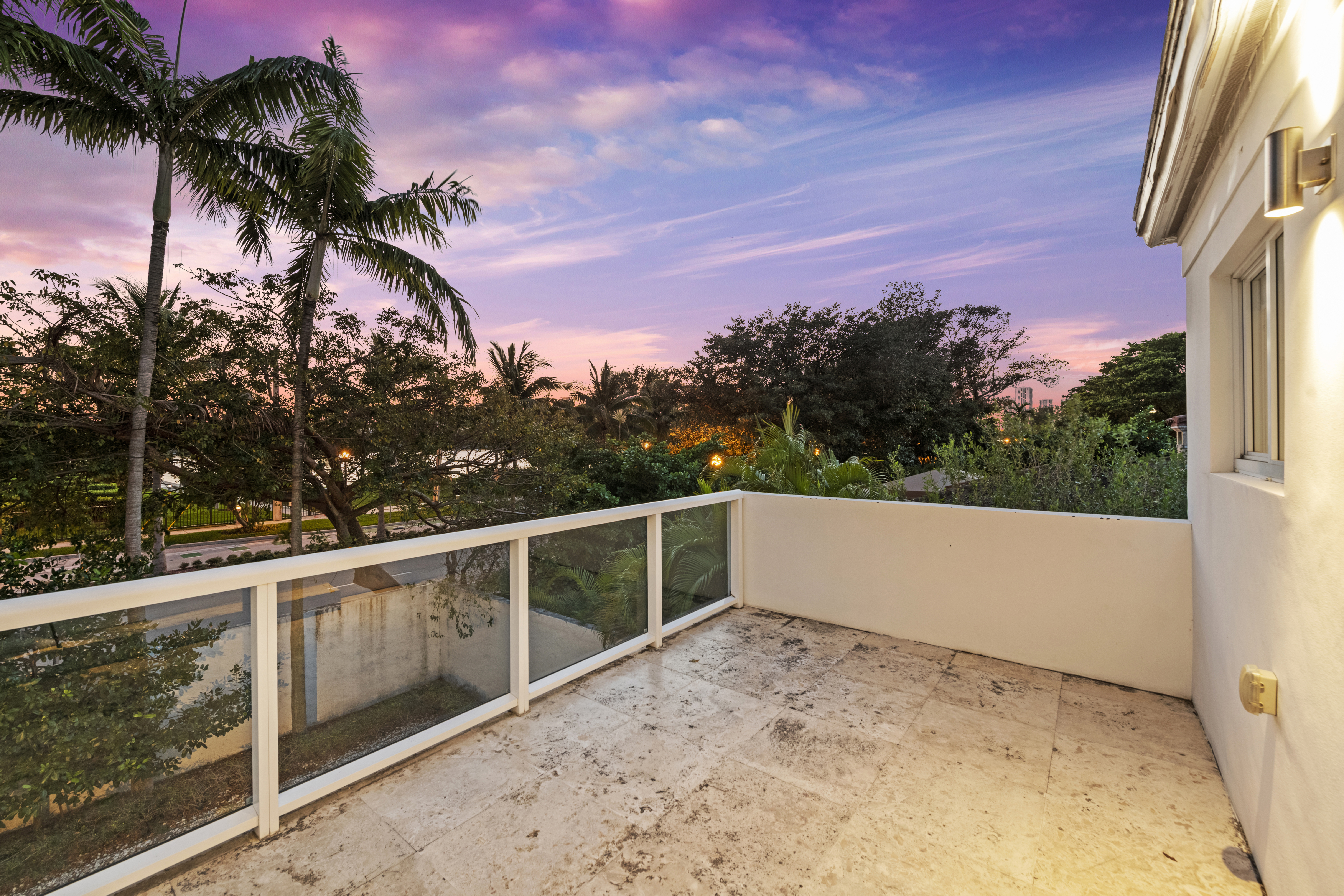 1010 E Venetian Way Miami Beach, FL. - Image 2