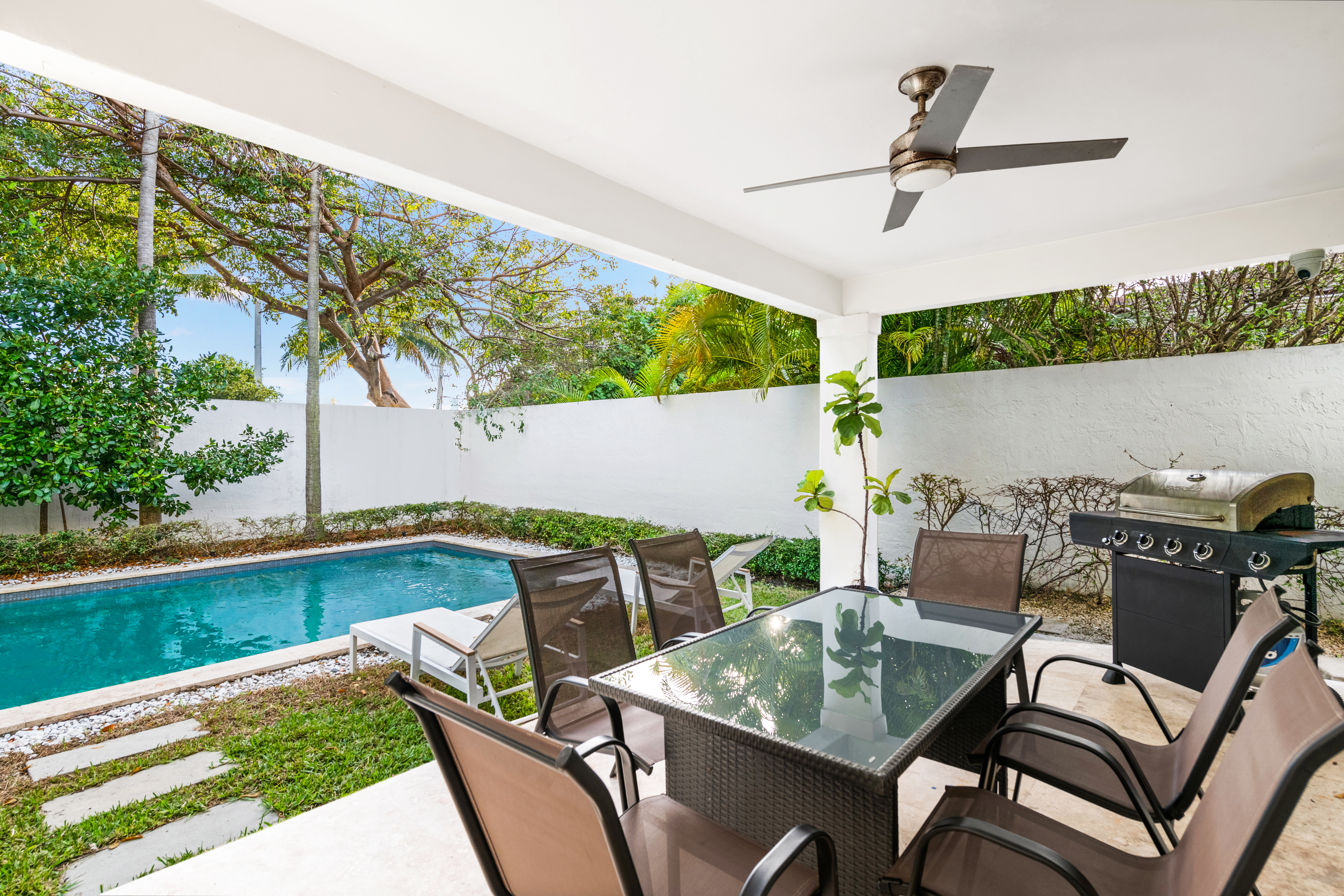 1010 E Venetian Way Miami Beach, FL. - Image 8