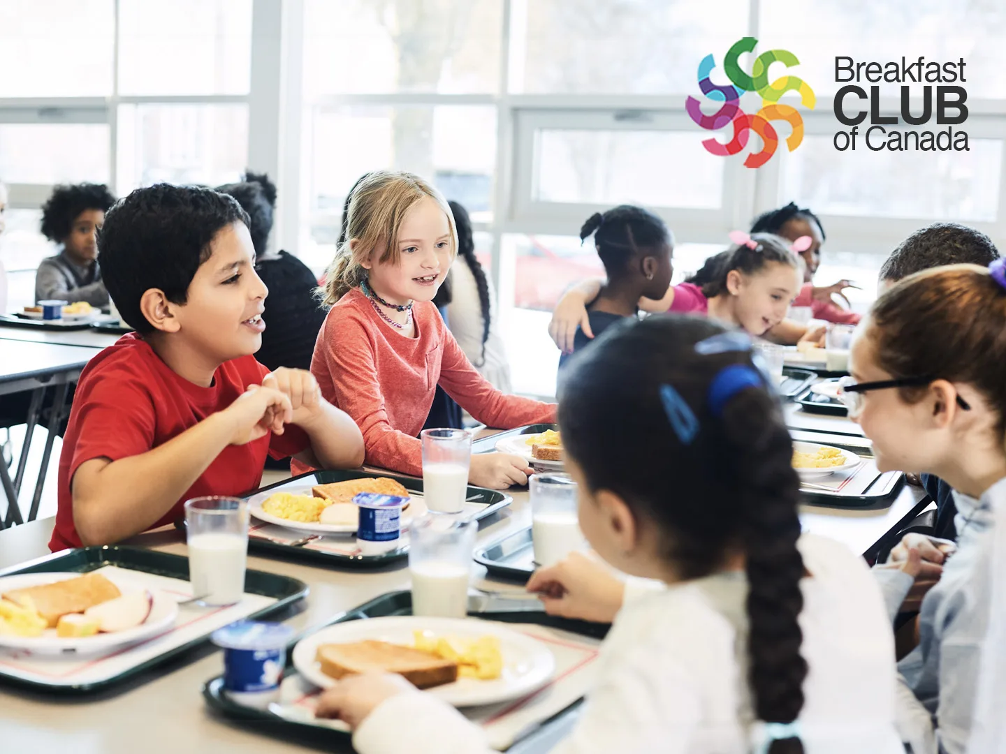 Breakfast Club Canada - Children having breakfast - With Logo FR/ENG