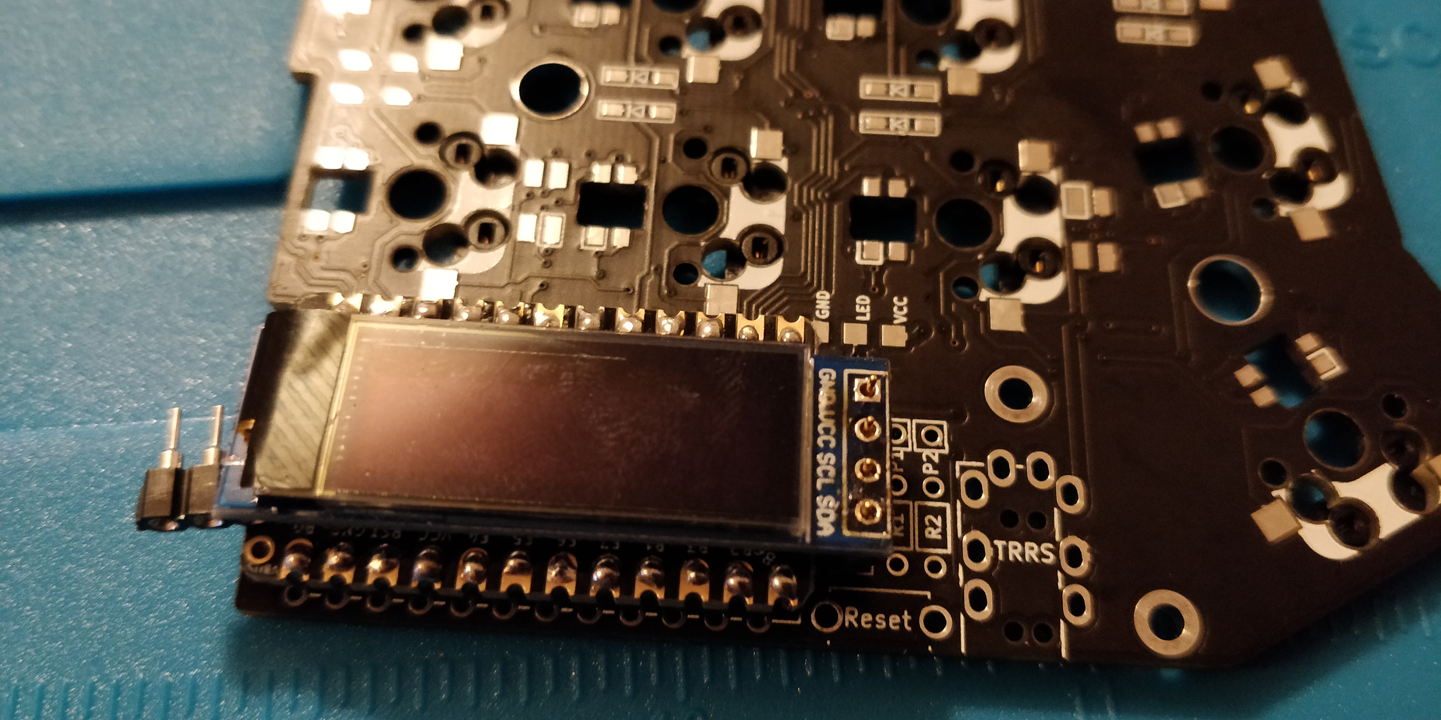 step 17 - corne crkbd - temporarily create a space divider to solder the OLED screen in place