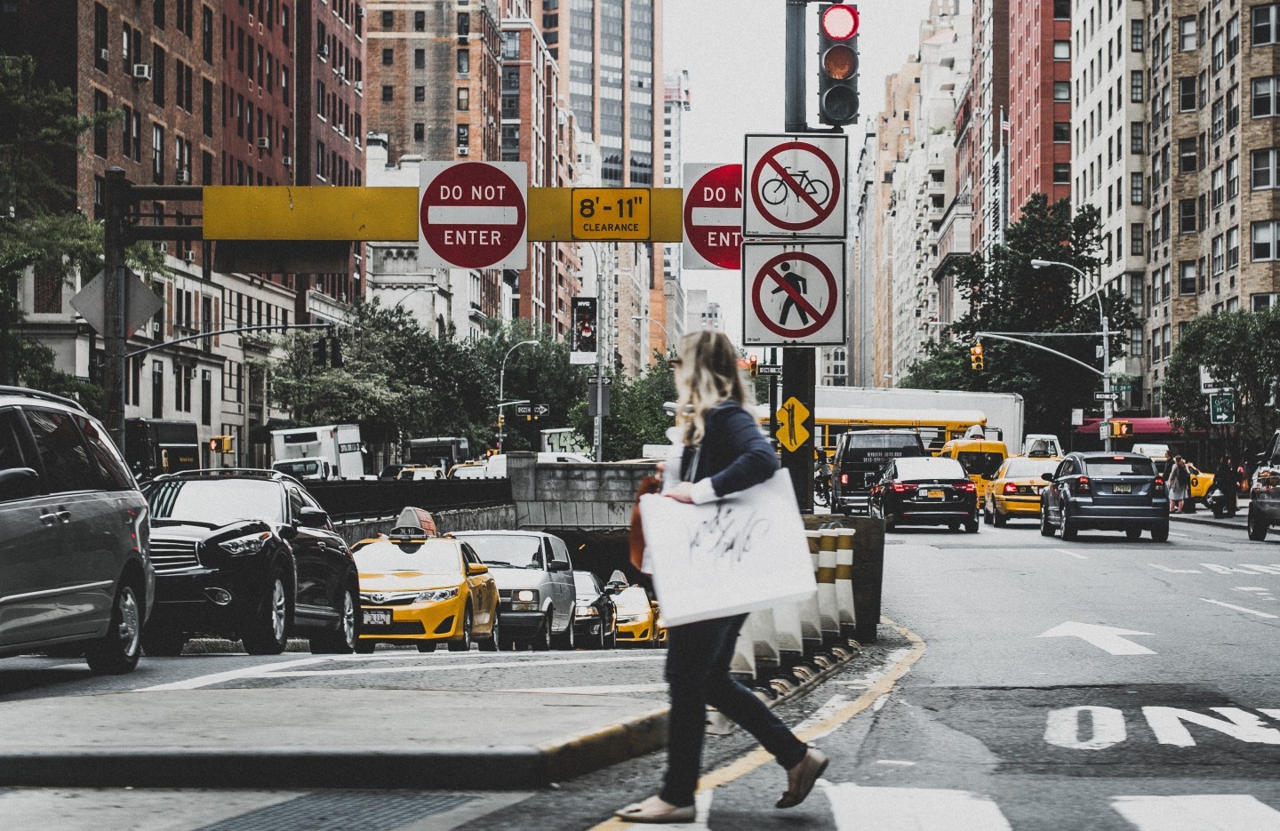 woman-walking-in-busy-nyc