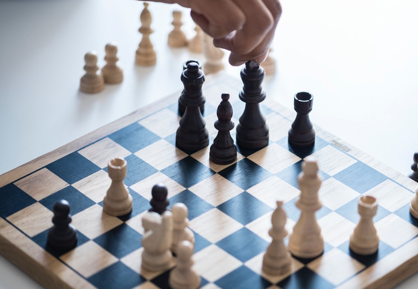 chess-board-hand-playing