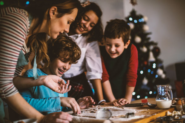 Family gatherings, cookie decorating, work celebrations, friend get-togethers, school performances – calendars fill up quickly during the holiday season. When the days are jam-packed, it’s easy to skip an evening brushing session or munch on sweets instead of healthy snacks. The occasional indulgence won’t harm your oral health, but there are a few ways to stay in a good oral health groove during the holidays.