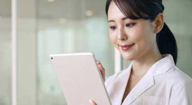 無添加*さらさは、皮膚科医監修の元で肌テストを行っています**。大切な肌を優しく包み込む液体洗剤です。 *液体さらさは蛍光剤・漂白剤・着色料が無添加です。  **すべての人の皮膚に影響がないわけではありません。