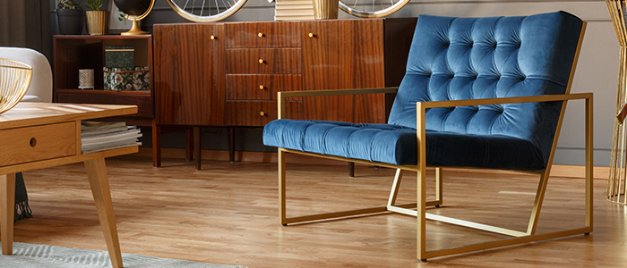 Blauer Samt-Sessel im Vintage-Stil mit goldenen Akzenten