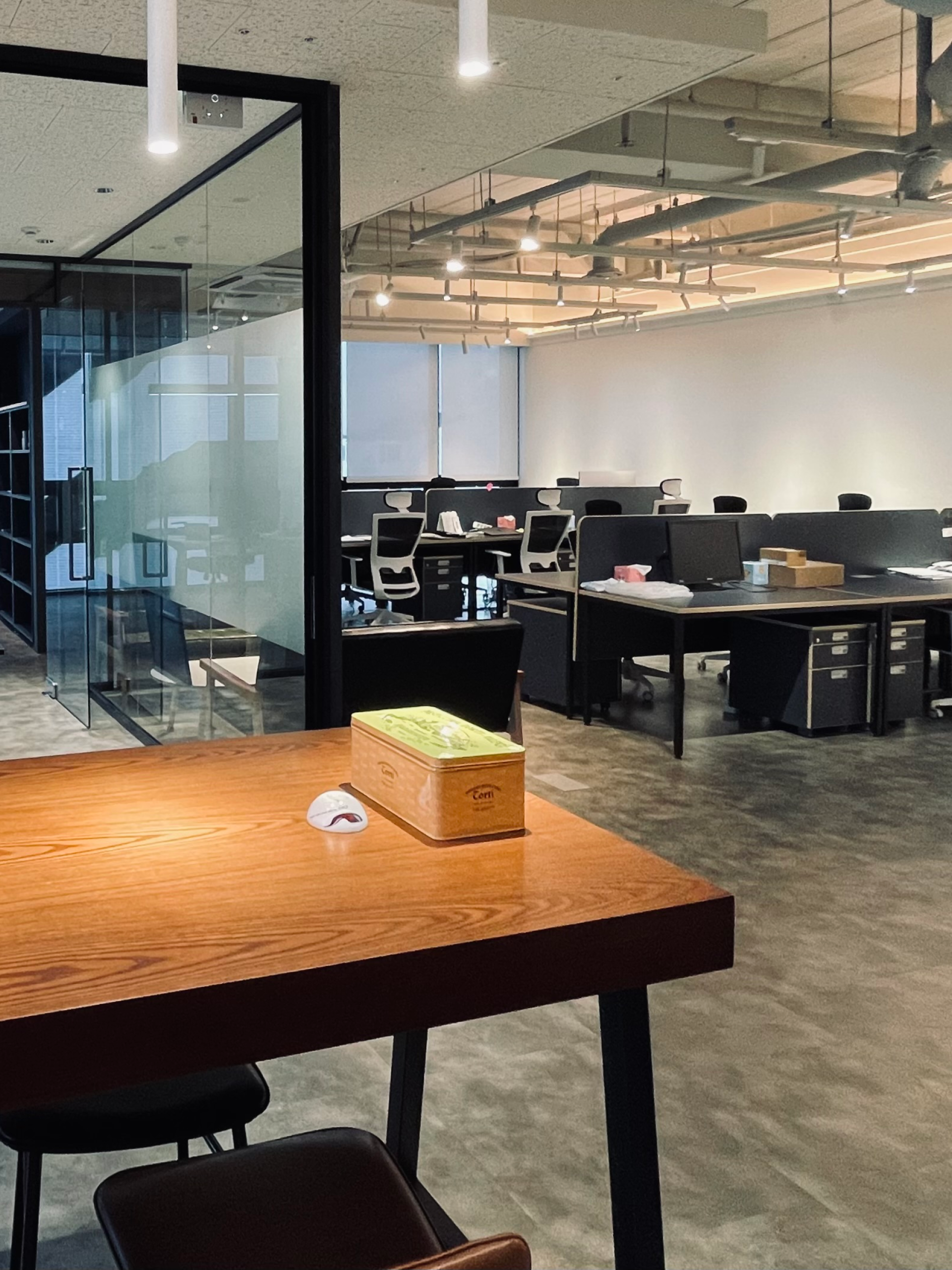 Picture from the inside of the Jung von Matt office building HANGKANG in Seoul. Some desks with computers and lights on the ceiling.