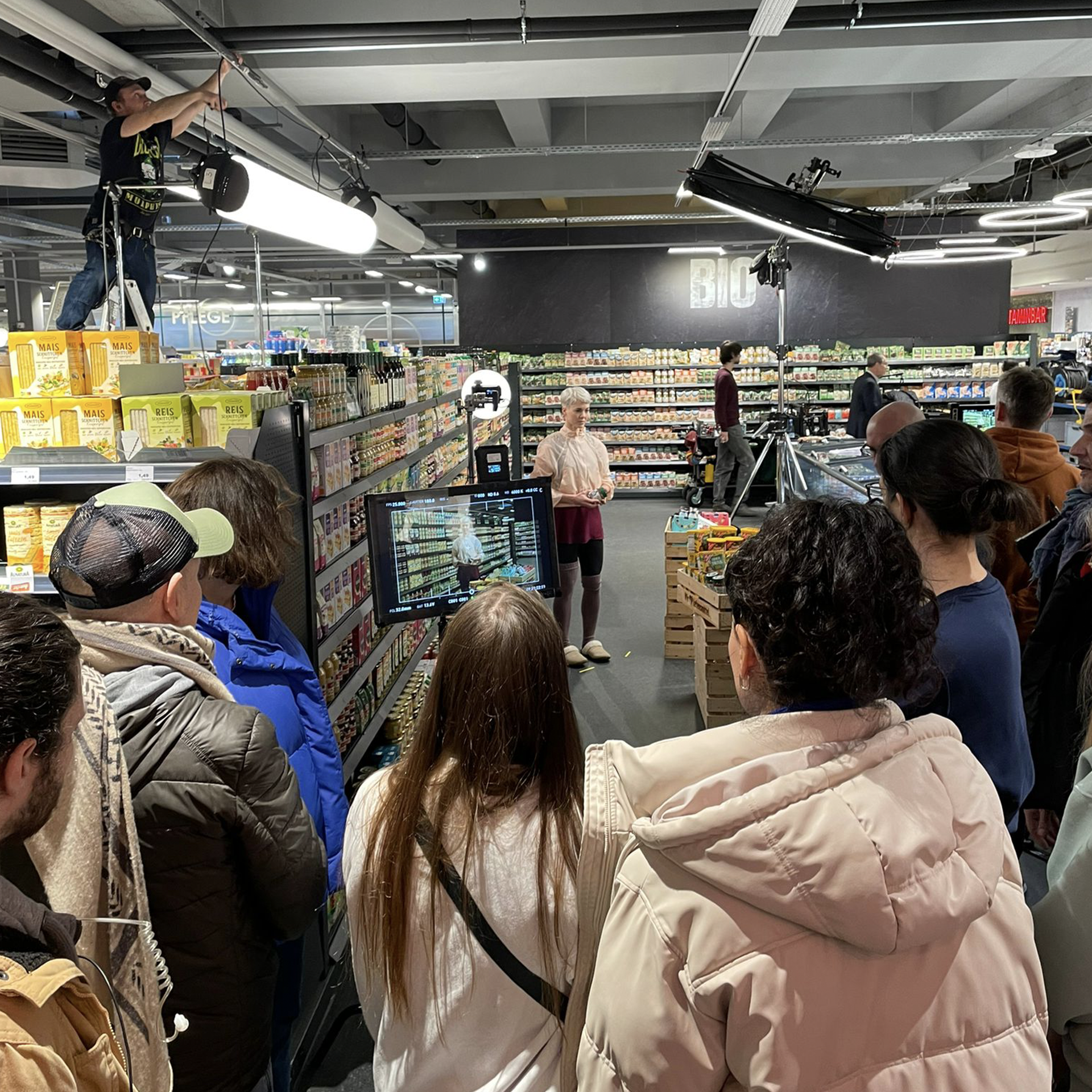 Image of a recording of a commercial by Jung von Matt HAMBURG for Edeka in the supermarket.